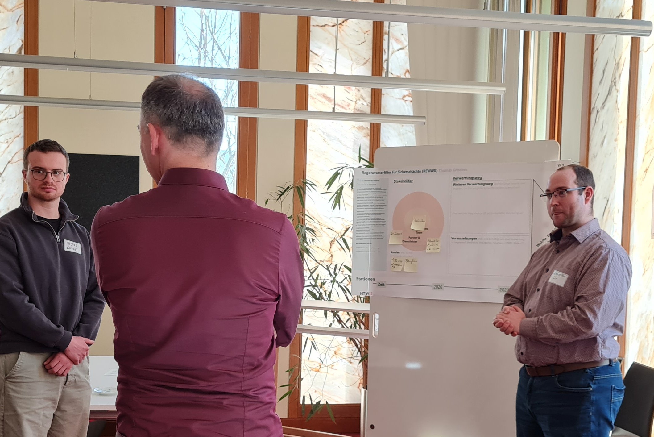 PiA_Workshop_2025 Forschende und Verwaltungsmitarbeiter stehen im Kreis