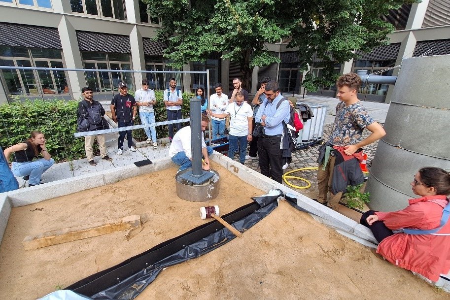MARISS-Teilnehmende während eines Feldpraktikums zur Bestimmung der Infiltrationsleistung eines Bodens