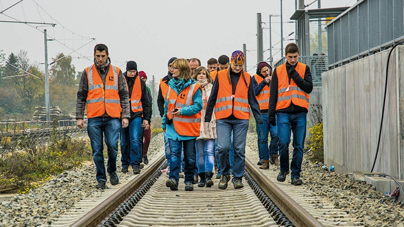 Studentengruppe besichtigt eine Gleisbauanlage
