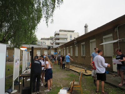 Blick in den belebten Hof vom H-Gebäude