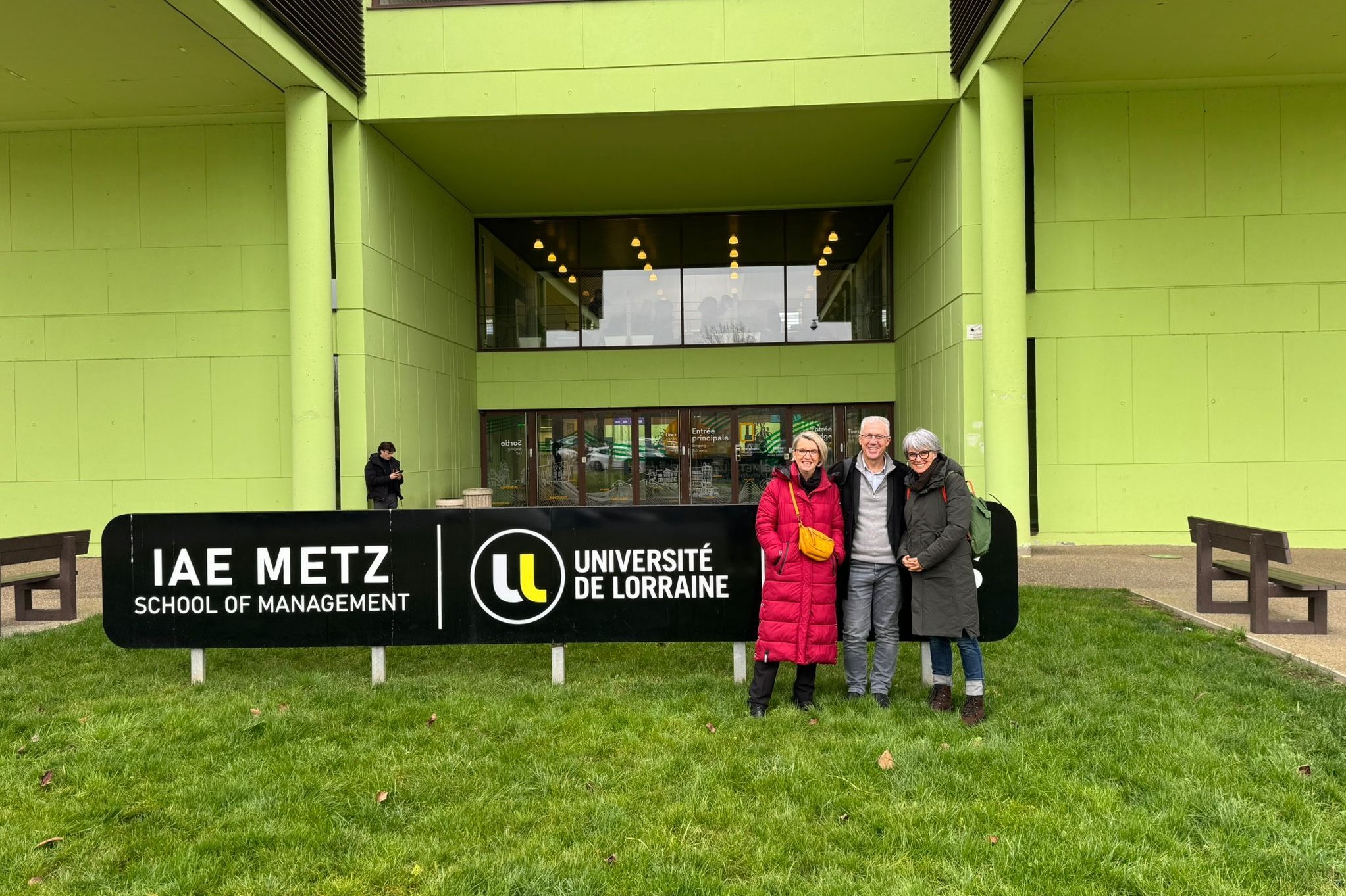 Frau Schumann-Arduin, Herr Barthel und Frau Terpe vor der IAE Metz
