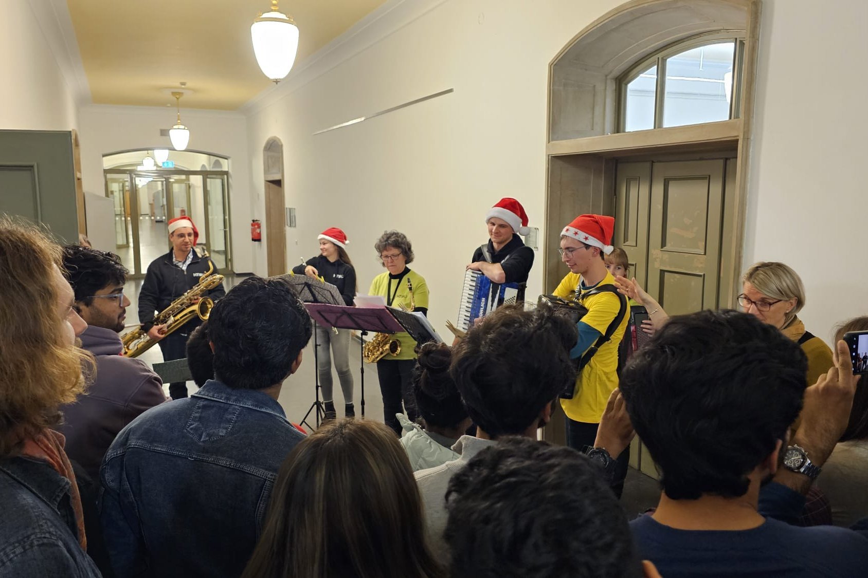 Musiker spielen vor Zuschauern.