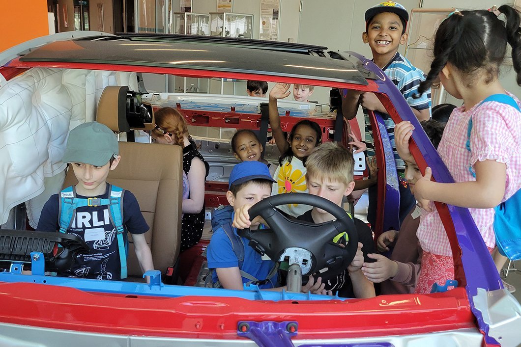 Kinder sitzen in einer Autokarrosse
