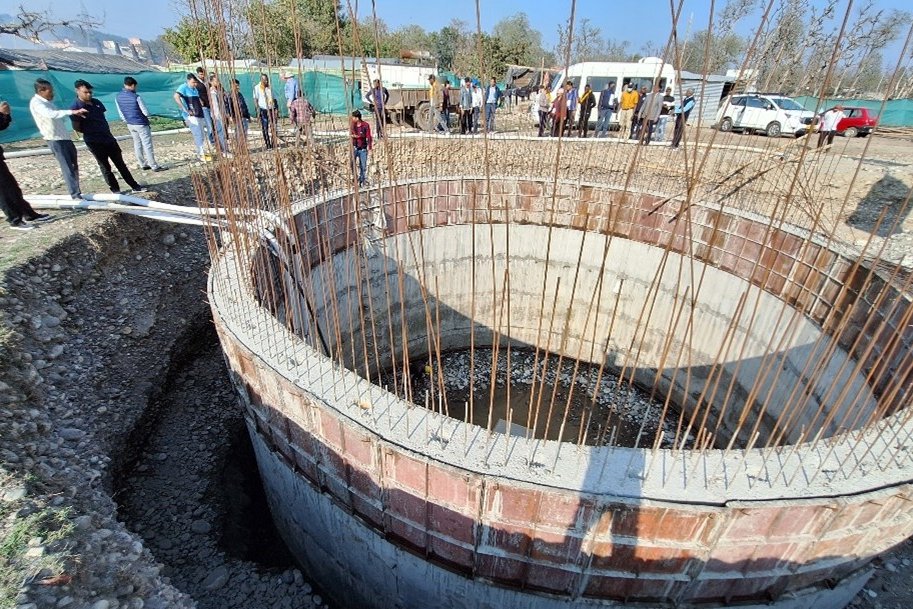 Besichtigung einer Baustelle zum Bau eines Schachtbrunnens zur Uferfiltratgewinnung in Haridwar 