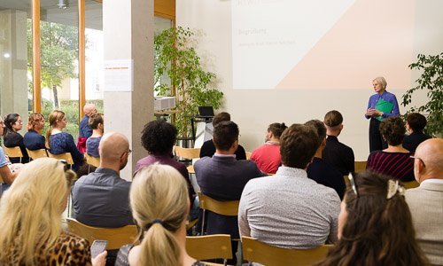 Rektorin Salchert begrüßt Teilnehmende des Transfertages