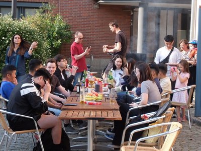 Mongolische und Deutsche Studierende während des gemeinsamen Grillabends