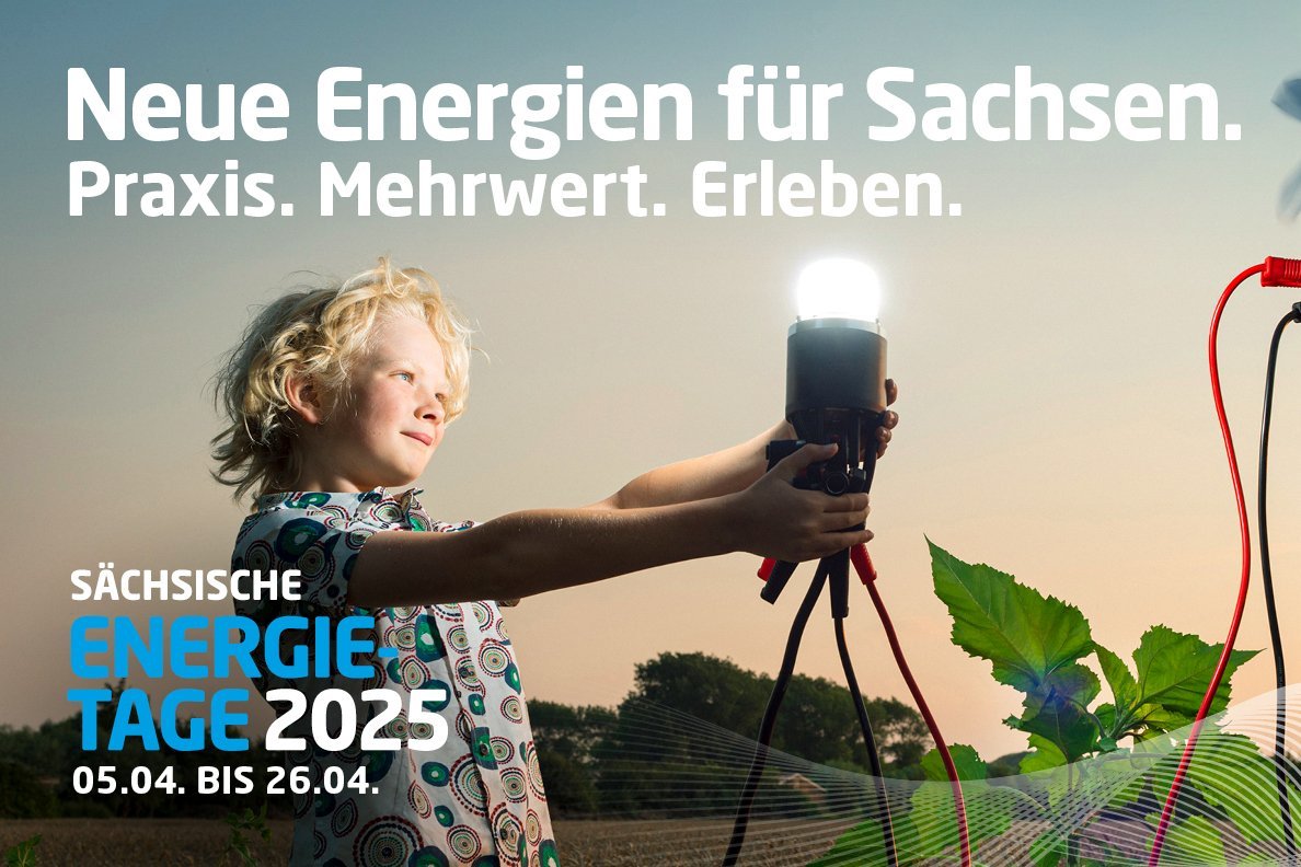 Mädchen und Jungs halten elektrische Geräte hoch