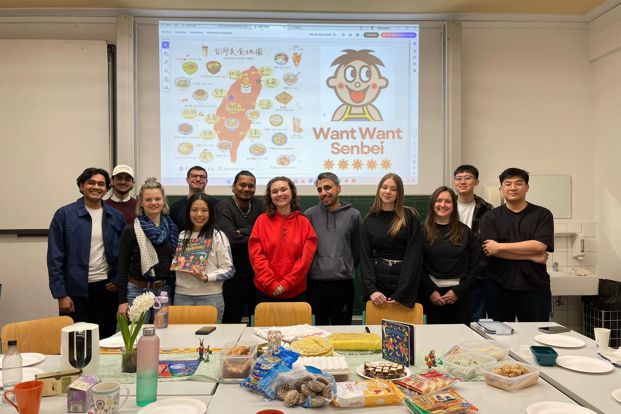 Studierende vor einem selbst mitgebrachten Buffet