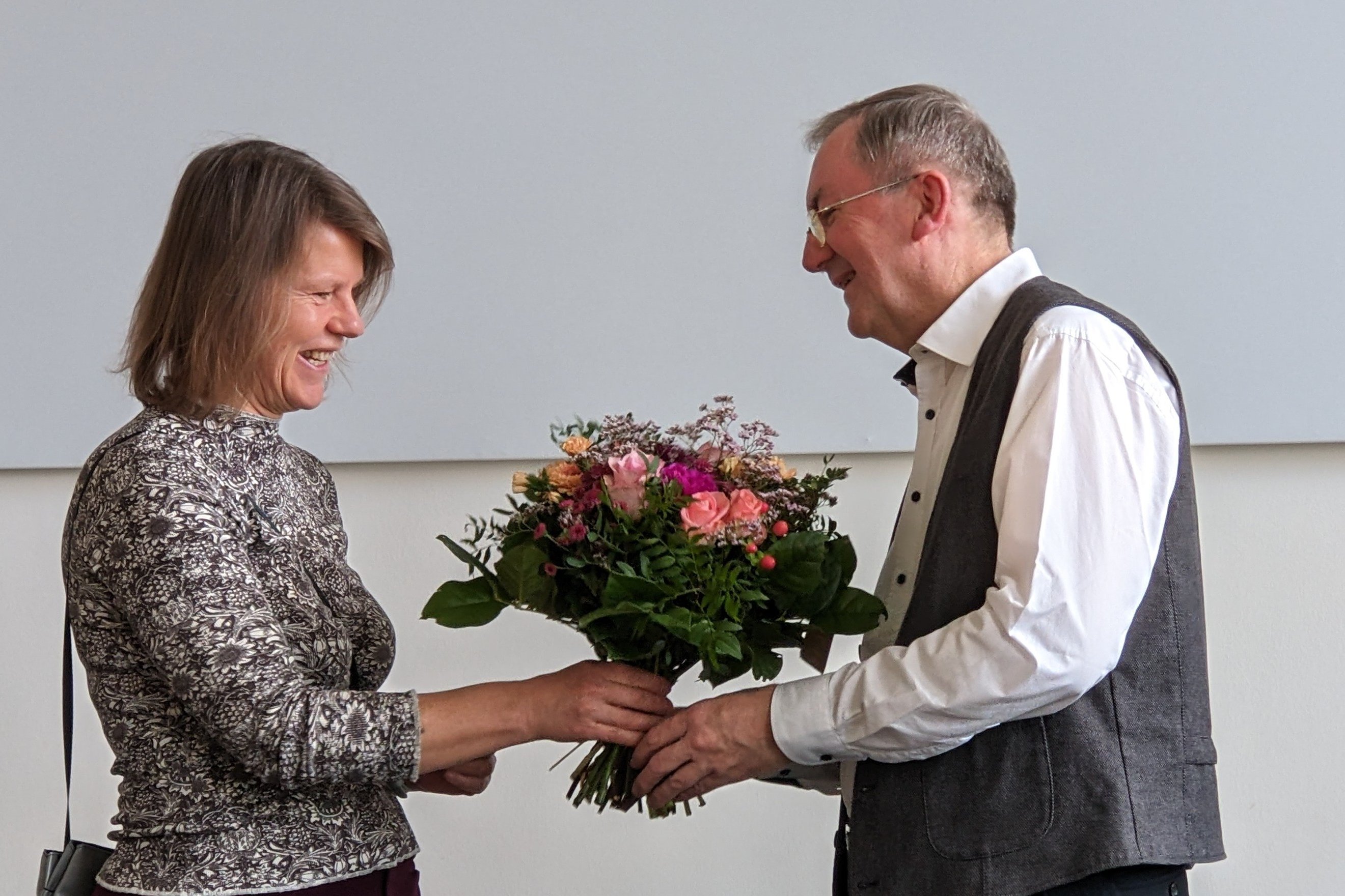 Die Dekanin Frau Prof. Voß-Böhme verabschiedet Prof. Jung mit einem Blumenstrauß