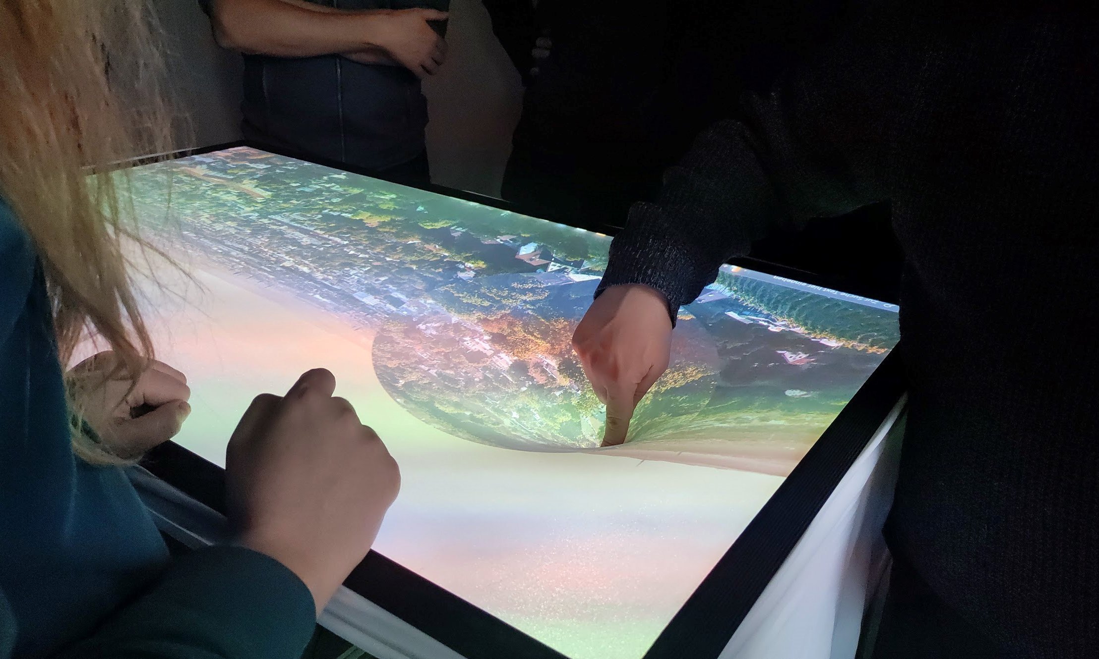 Ein waagerecht liegender Touchscreen wird mittels Druck des Zeigefingers gesteuert.