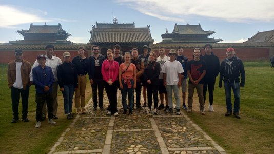 Studierende der HTW Dresden und der Nationaluniversität der Mongolei, Prof. Erdenebat und Prof. Oczipka im Kloster Erdene Zuu bei Karakorum. Foto: H. Rohland