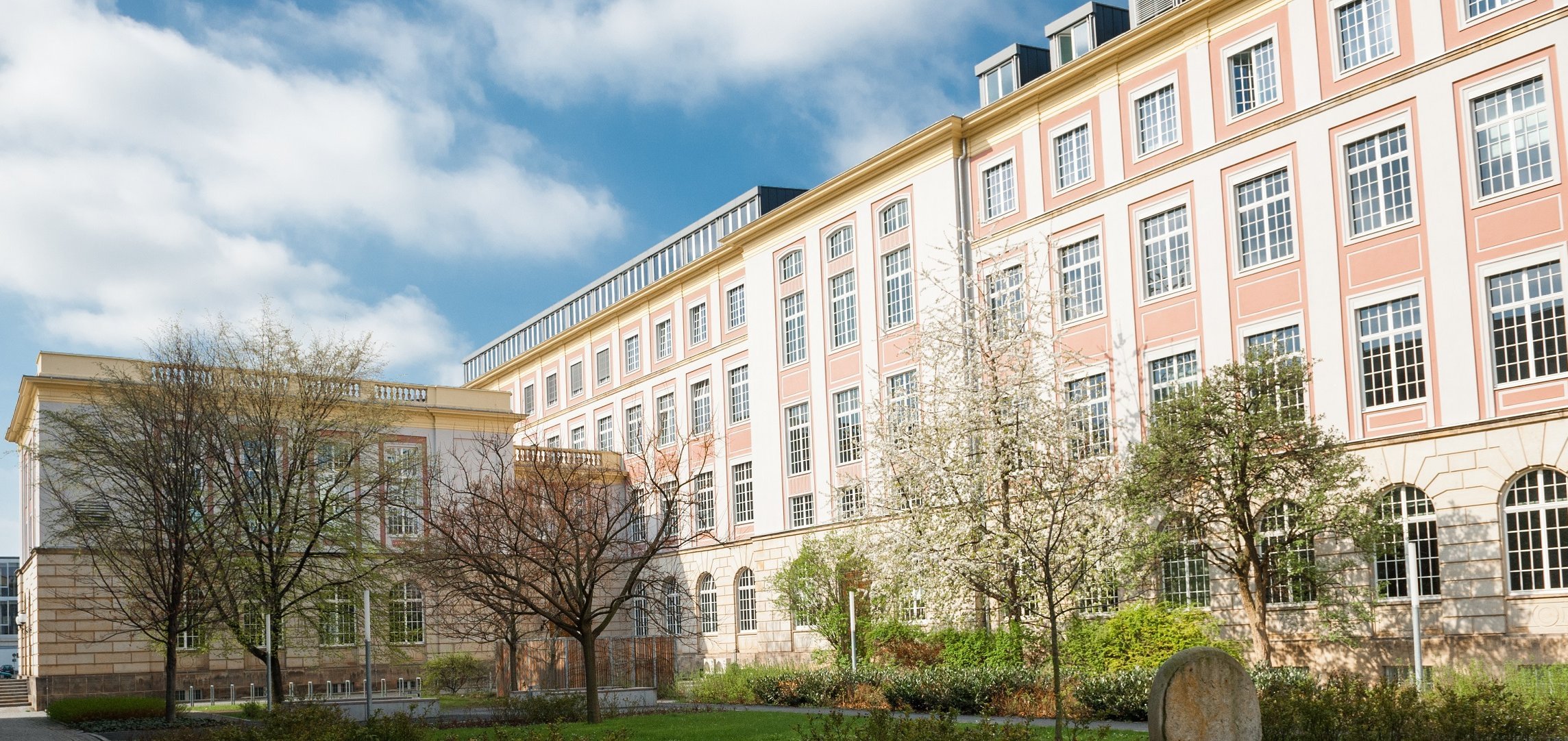 HTW Dresden Gebäude im Frühling