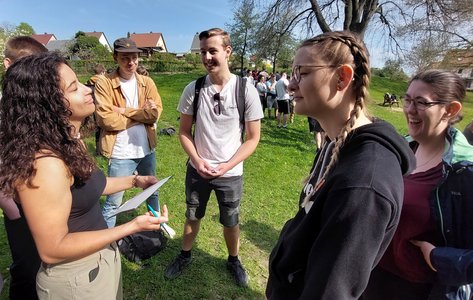 Studierende spielen Scharade