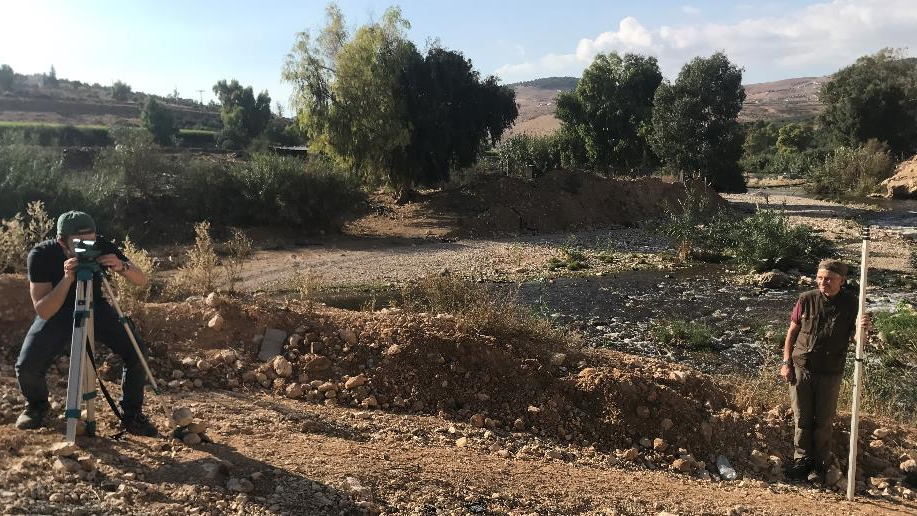 Jakob Sieg (HTWD) und Dr. Carsten Leibenath (Umweltbüro GmbH Vogtland) vermessen einen UF-Standort am Zarqa Fluss nahe Amman.