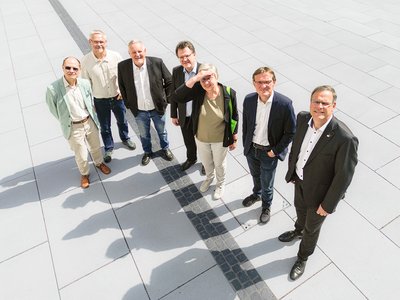 Menschengruppe schaut nach oben