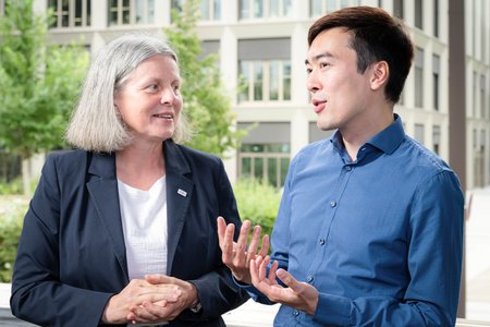 Frau und Mann im Gespräch