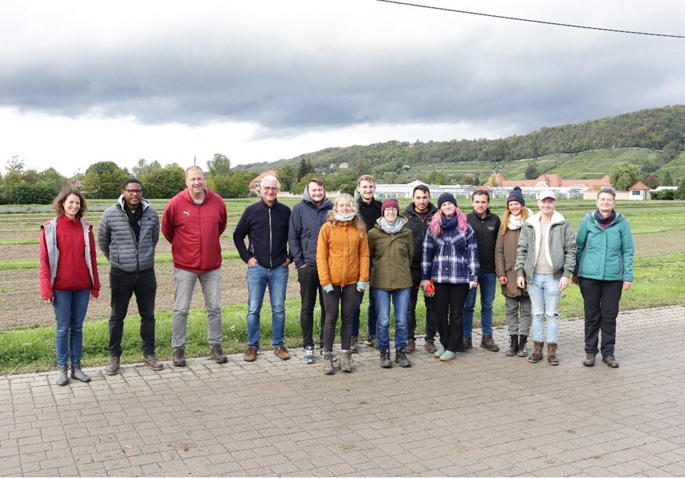 Die Teilnehmerinnen und Teilnehmer der zweiten Pillnitzer Herbstschule zur Obstzüchtung, die in der Zeit vom 26. bis 30.09.2022 auf dem Gelände des JKI in Dresden-Pillnitz stattfand.