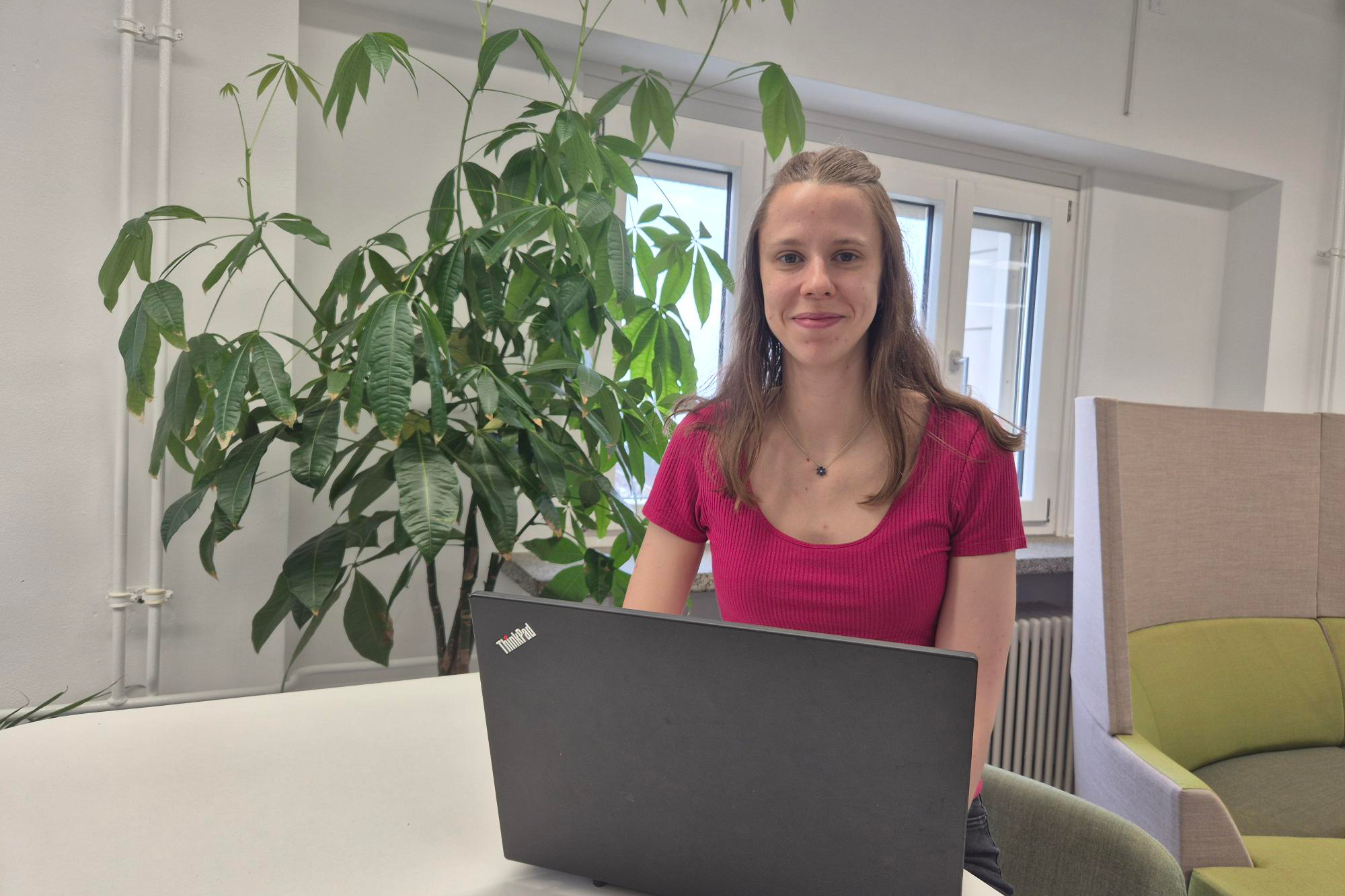 Sandra Beutin am Laptop