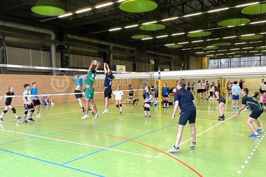 Volleyballspiel in der Halle
