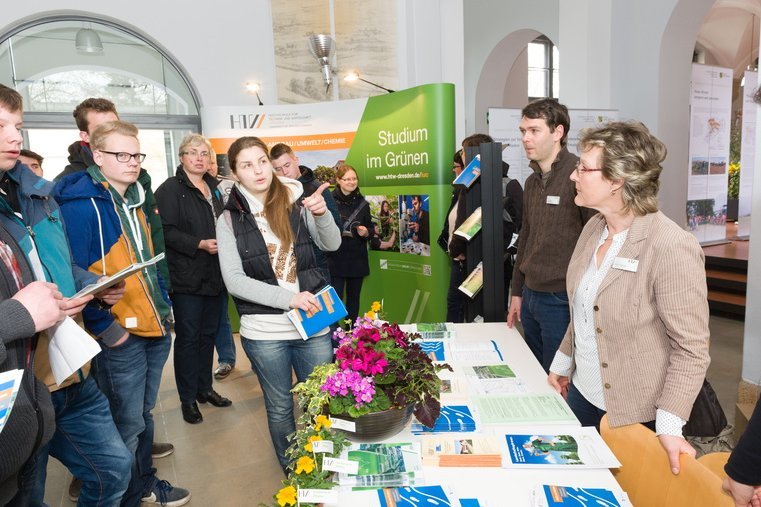 Studieninformationen am Info-Tisch im Foyer P1