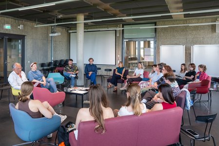 Menschen sitzen für ein Dialogforum zusammen