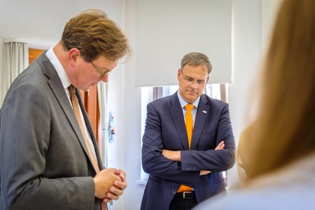 Zwei Männer, die etwas betrachten.