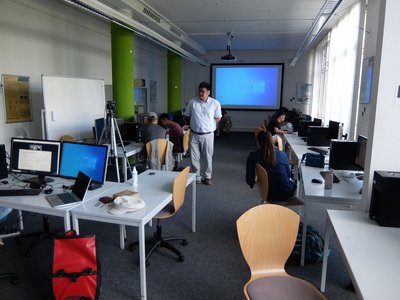 Die Teilnehmerinnen und Teilnehmer der Summerschool und Prof. Erdenebat von der Nationaluniversität der Mongolei während einer der Veranstaltungen der Summer School