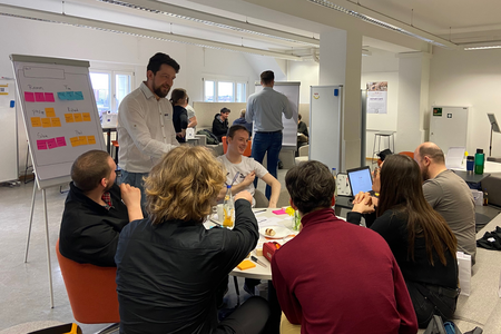 Team "dienerds" beim Gespräch mit den Mentoren