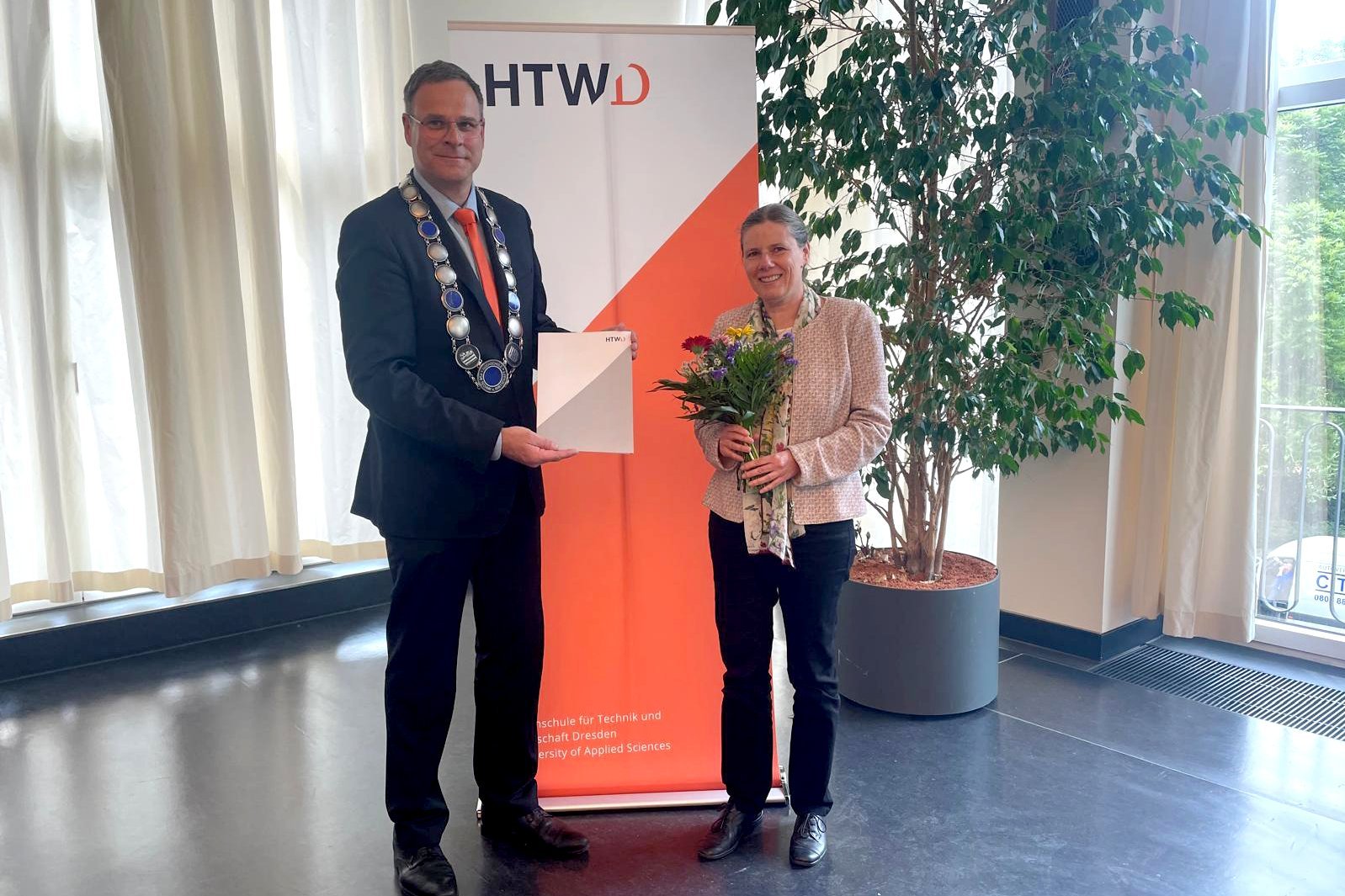 Rektor Prof. Ingo Gestring und Dr. Juliane Albrecht