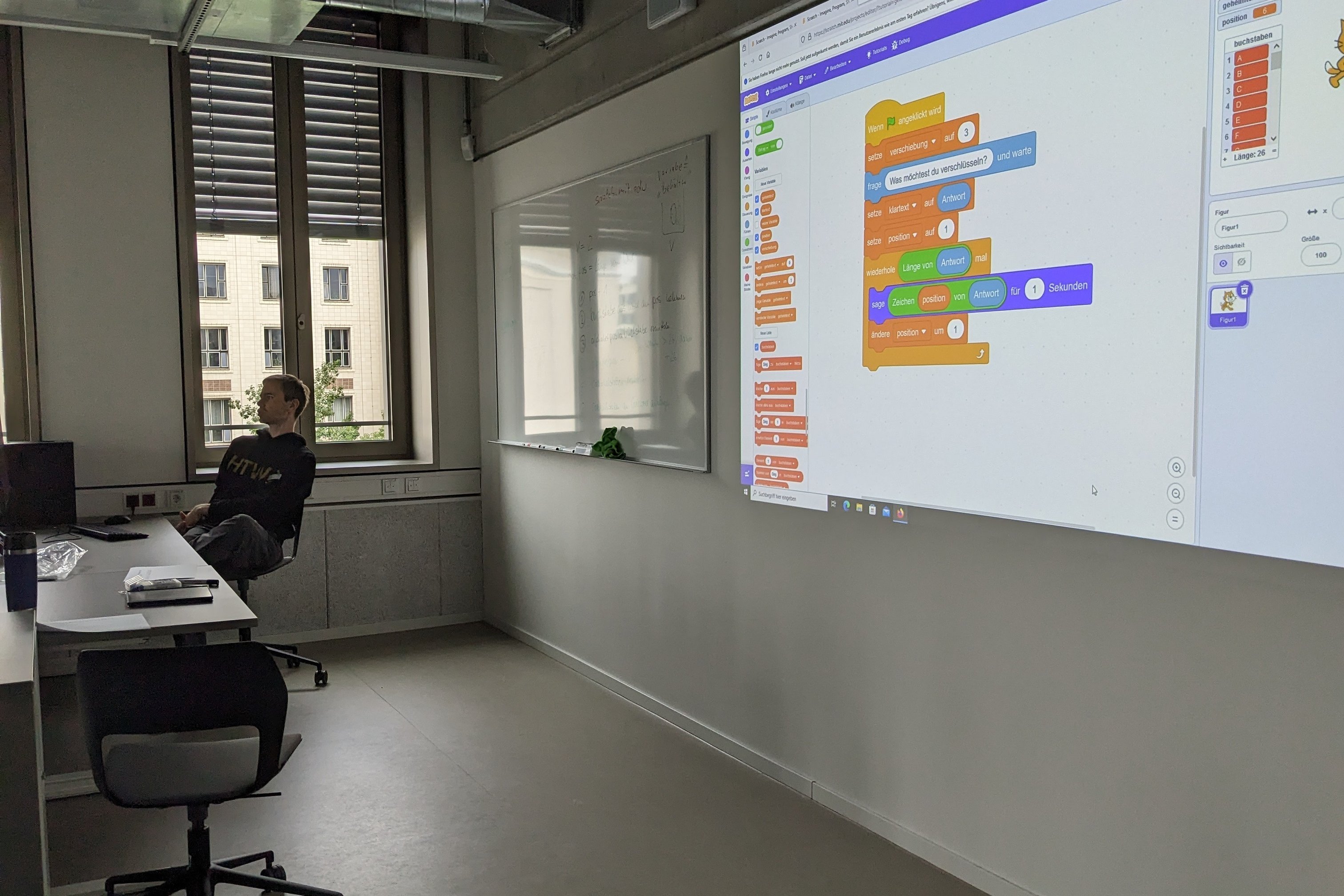 ein Scratchbeispiel an die Wand projeziert