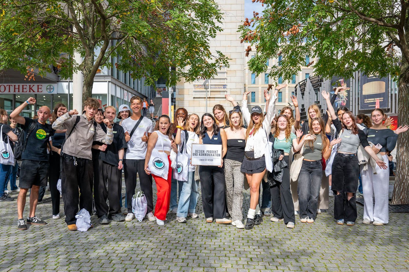 Eine Gruppe lachender junger Menschen