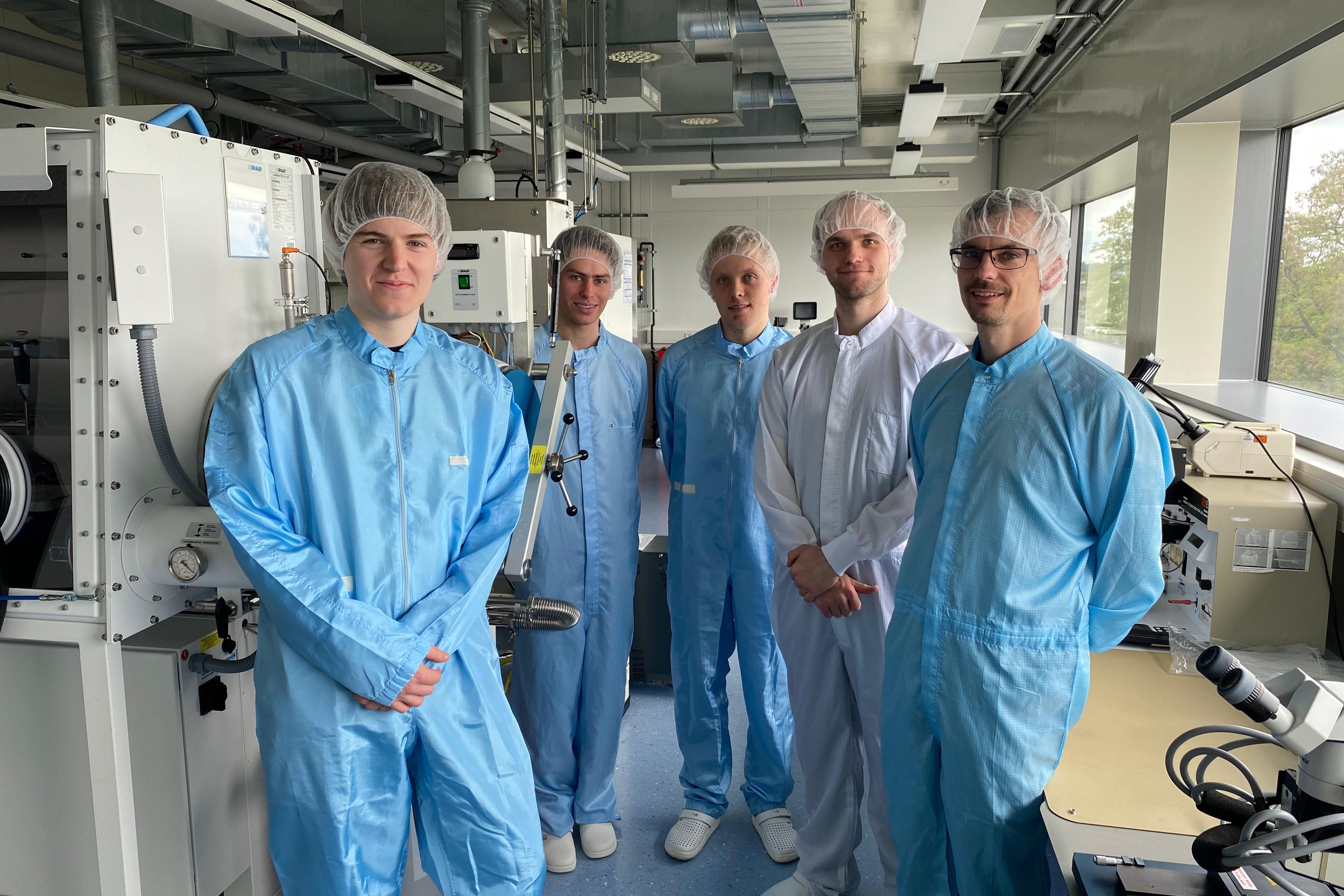 Exkursion Prof. Baldauf zum Institut für Halbleiter- und Mikrosystemtechnik Prof. Baldauf mit Studierende der Fakultät Elektrotechnik