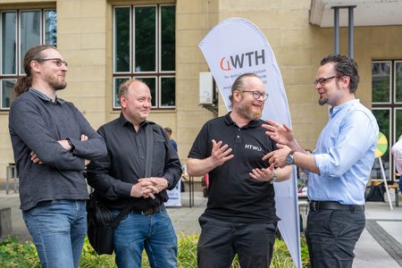 vier Männer im Gespräch
