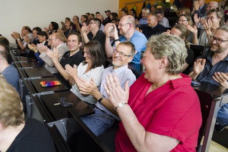 Schallendes Gelächter und tosenden Applaus für die Gesangseinlage von Prof. Dr. Jörg Feller