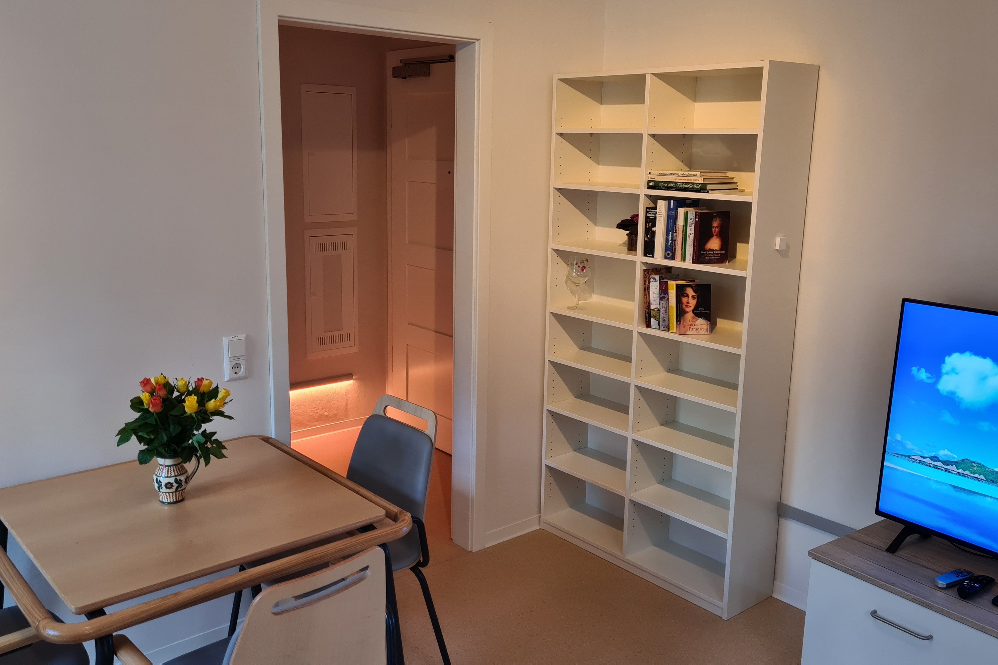 Original Wohnzimmer mit Tisch und Bücherschrank