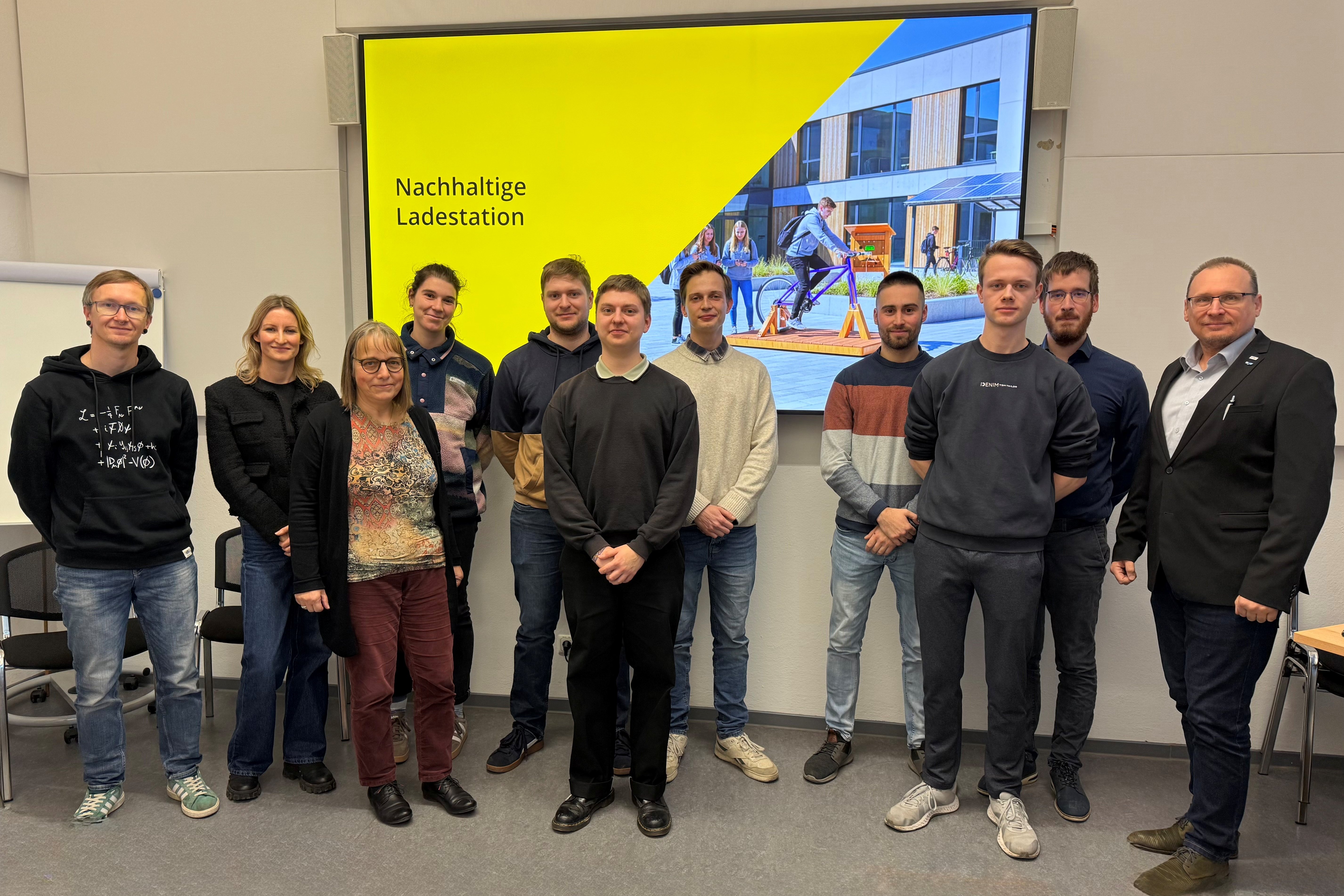 Studenten bei der Präsentation des Entwurfs mit den Vertretern der Bad Dübener Oberschule u.A. Schulleiterin