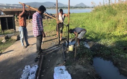 Manual drilling for hydrogeological investigation at the Brahmaputra riverbank in Gauhati (Photo: HTW Dresden, 12/2021)