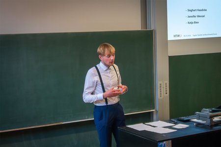 Ein Mann, der eine Rede hält