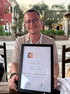 Sebastian Schilling mit Auszeichnung als Gewinner des Wettbewerbs Thesis in 3 auf der auf der EC3-Konferenz 2026