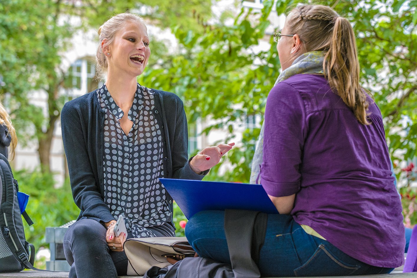 zwei junge Frauen im Gespräch