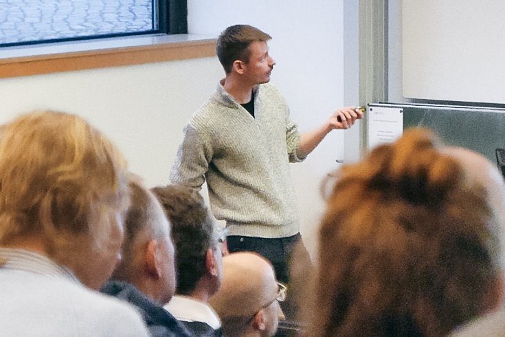 Mann präsentiert vor Publikum