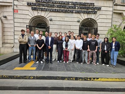 Gruppenbild mit Prof. Vogt und Studierenden der DKU