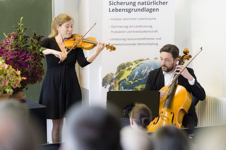 Das Streicherduo „Cellomomente“ sorgte für eine musikalische Untermalung des Festakts