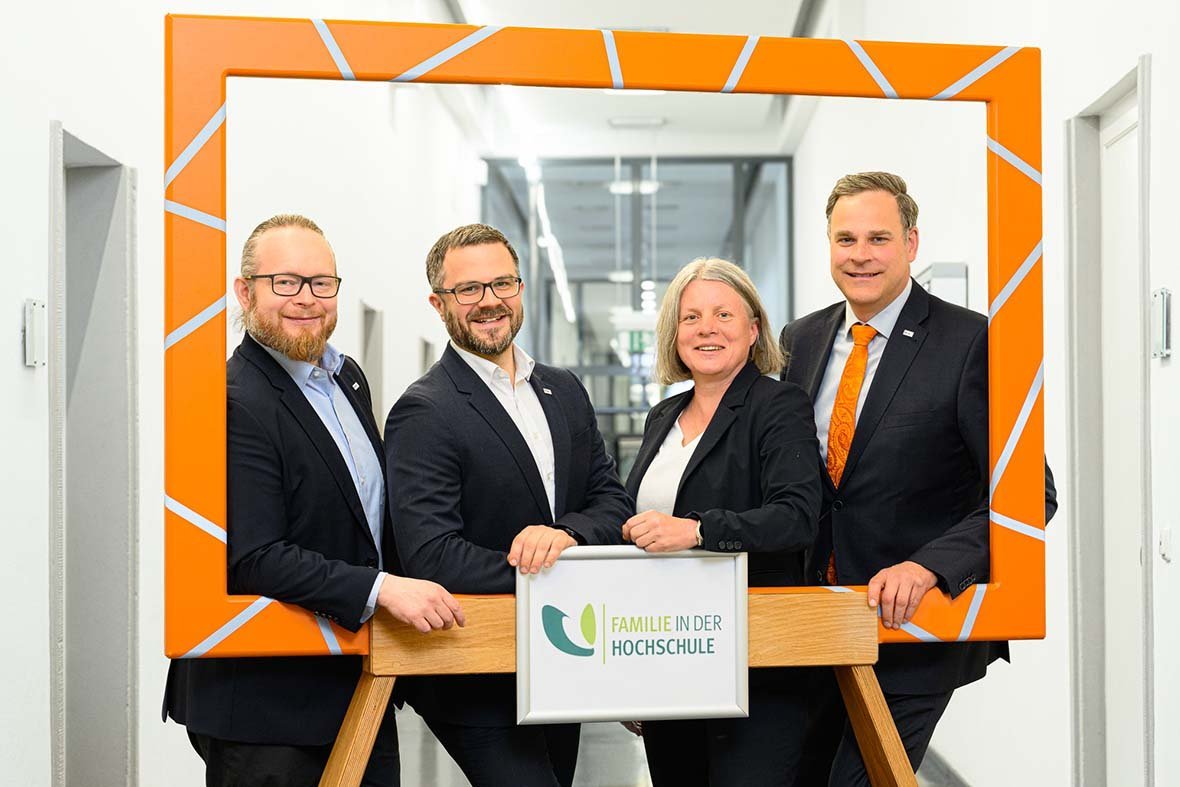 Die Mitglieder des Rektorates schauen durch einen Bilderrahmen