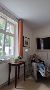 Pflegerin in einem TV-Liegesessel