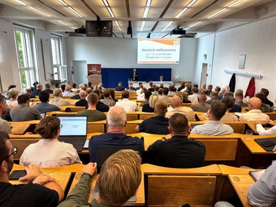 Menschen sitzen in einem Hörsaal