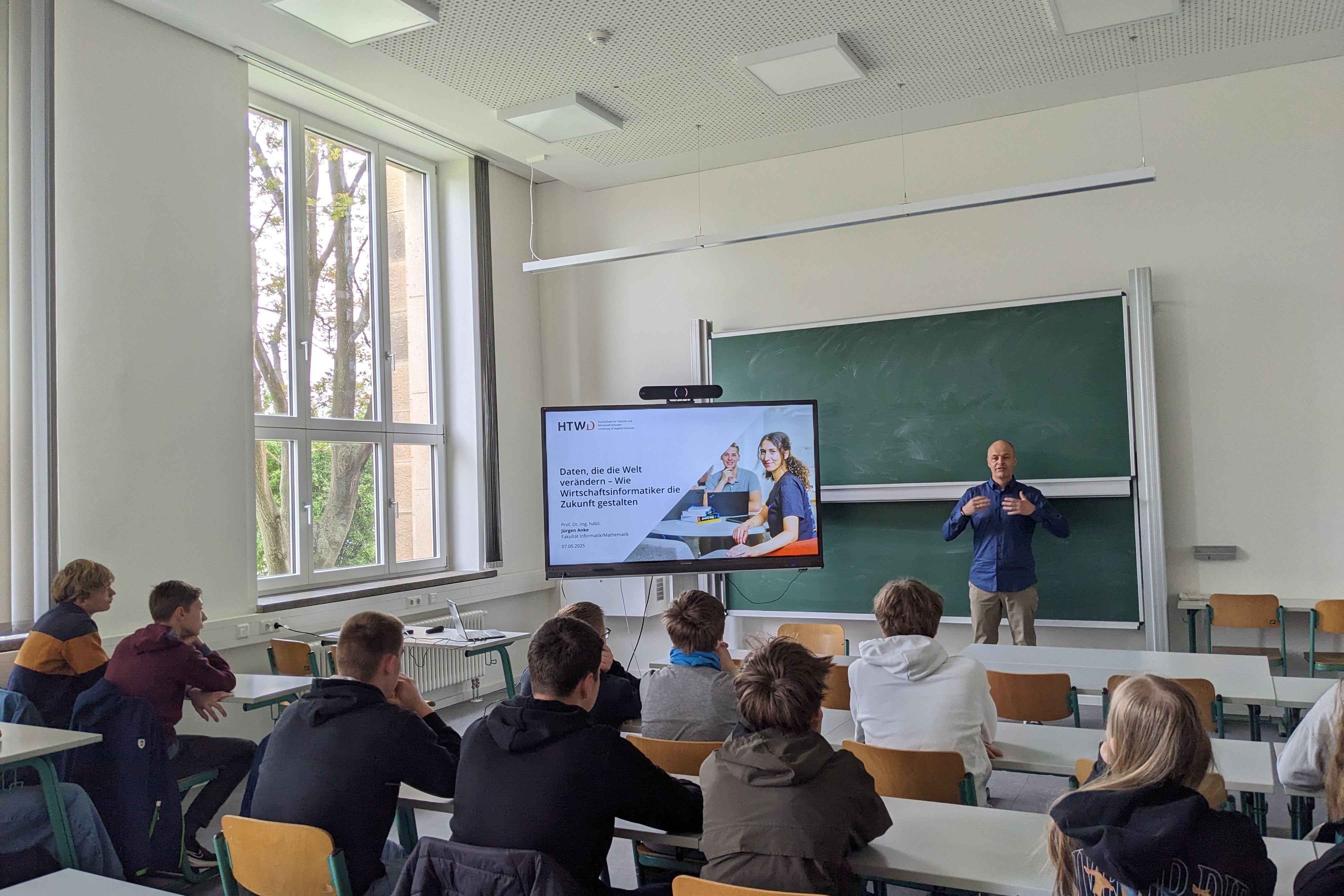 Prof. Anke bei der Presentation vor Schülern