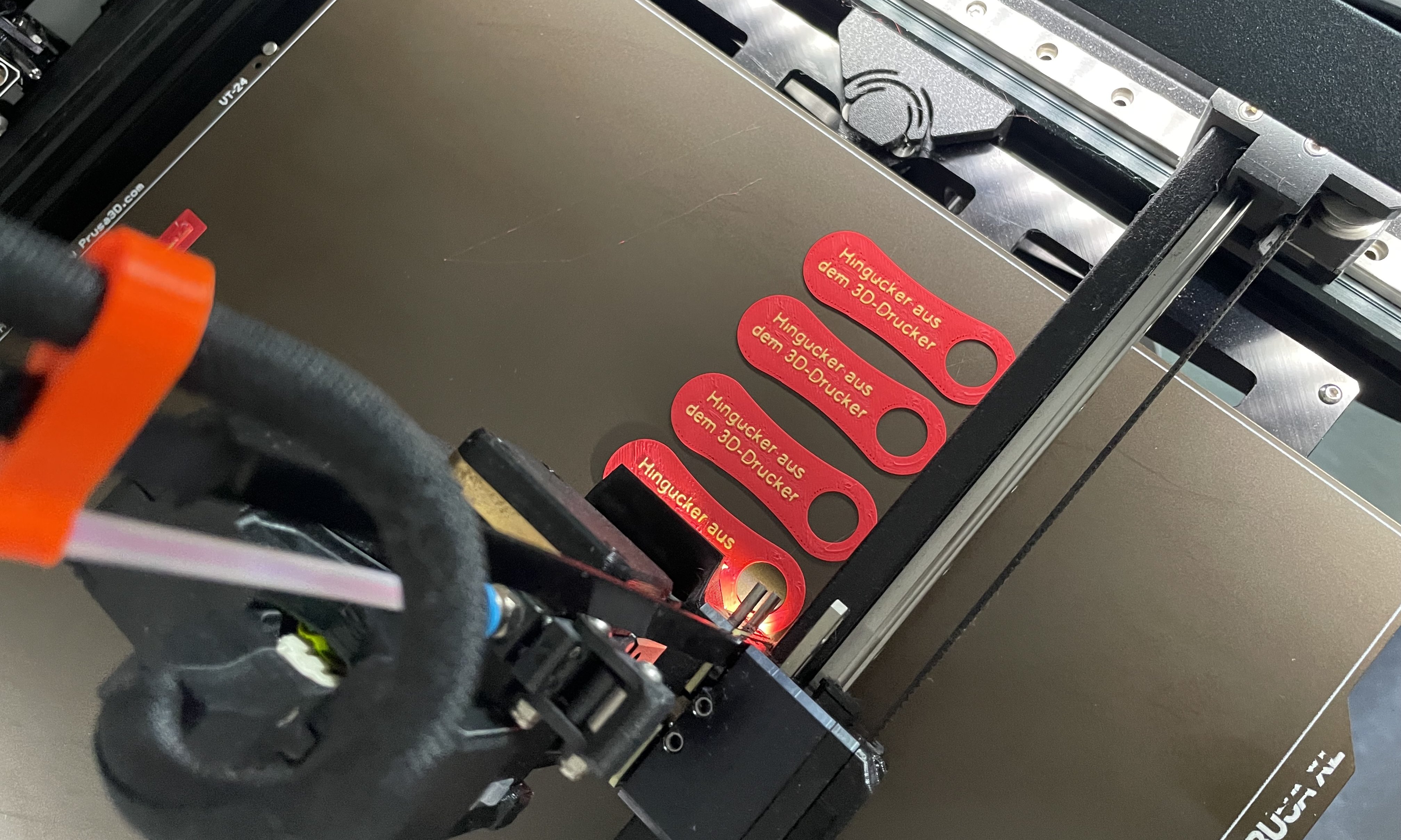einige Einkaufswagenöffner werden gerade im 3D Drucker gedruckt