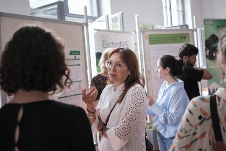 Zwei Frauen, die sich mit einender unterhalten
