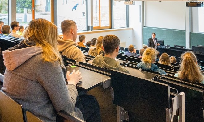 Studierende im Hörsaal in der Rückenansicht